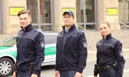 Pressesprecher Löhde präsentiert mit zwei Kollegen die neue Dienstkleidung des Zolls. Foto: ZOLL