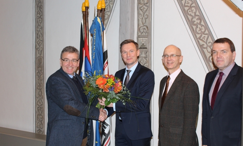 Thomas Pink begrüßt Dr. Mark Jäger als neuen Chefarzt der Chirurgie. Foto: Bernd Dukiewitz