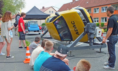 Einsatz eines Überschlagsimulators während einer Verkehrssicherheitswoche der Berufsbildenden Schulen in Helmstedt. Archivfoto: Achim Klaffehn