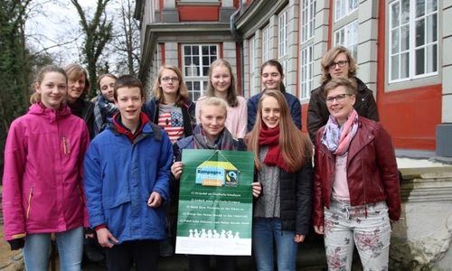 Das Bild zeigt die Mitglieder der AG zusammen mit der Lehrerin und Leiterin Jutta Schnippe. Foto: Bötel
