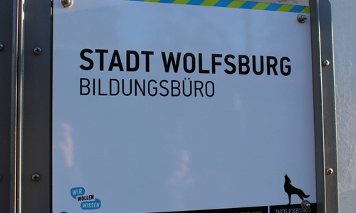 Die Broschüre wird vom Bildungsbüro der Stadt Wolfsburg herausgegeben. Foto: Magdalena Sydow