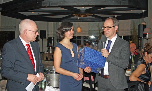 Prof. Dr. Christian Eckmann (3. v. li.) freut sich über Verleihung des Julius-Springer-Preises. Foto: AKH-Gruppe