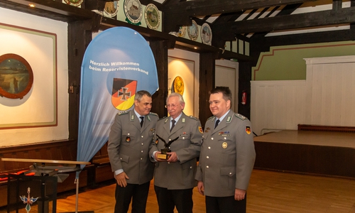 Von links: Oberst d.R. Manfred Schreiber, Landesvorsitzender der Landesgruppe Niedersachsen, Obergefreiter d.R. Günther Drochner, RK Wolfsburg mit Adler-Pokal als bester Reservist 2018, Oberleutnant d.R. Heinrich Sven Neddermeier, Vorsitzender Kreisgruppe Südheide. Foto: Sven Krzoska 
