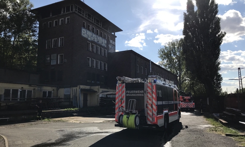 Die Einsatzkräfte auf dem Geländer der Deutschen Bahn. Foto: Feuerwehr Braunschweig