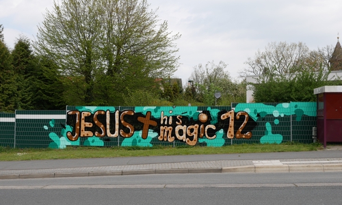 Jugendliche sprayen im Rahmen eines Workshop auf eine Mauer der St. Markus-Kirchengemeinde. Foto: Alexander Panknin