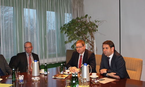 Spätestens am 19. April zum Spatenstich am Schöppenstedter Bahnhof ist Ministerpräsident Olaf Lies zurück in der Region. V.l.: Marc Lohmann, Marcus Bosse und Olaf Lies. Foto: Nick Wenkel