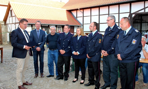 Samtgemeinde-Bürgermeister Martin Hartmann und der Ratsvorsitzende Alexander Heidebroek (mit Urkunde) überreichen die Hochwasserurkunde 2017. Foto: Bernd-Uwe Meyer
