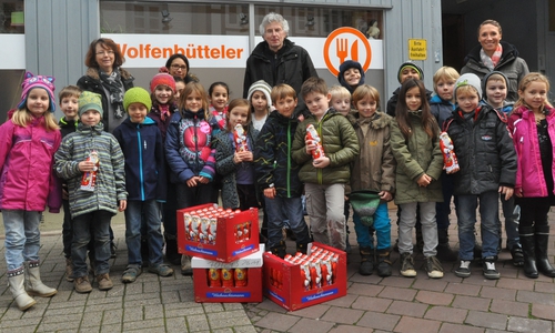 Horst Rimke von der Tafel (hintere Reihe, Mitte) freute sich über
die Schokoladen-Spende von den Kindern der Klasse 2C und Silke
Brüggemann (hintere Reihe, von links), Jasna Michaelis vom Elternverein
sowie der Klassenlehrerin Annika Schreiber. Foto: DRK