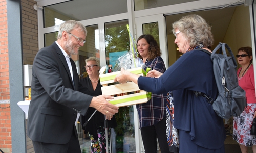 Zum Abschied gab es eine große Geschenkekiste. Fotos: Ev.-luth. Kirchenkreis Peine