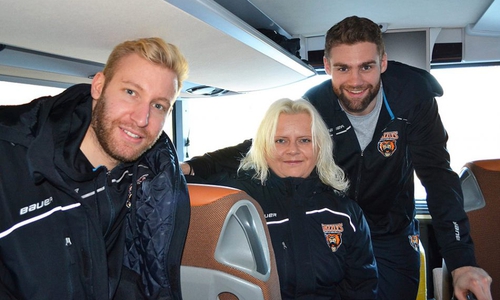 Heldin: Marzena Szojda mit den Grizzlys Felix Brückmann (li.) und Gerrit Fauser (re.). Foto: Grizzlys