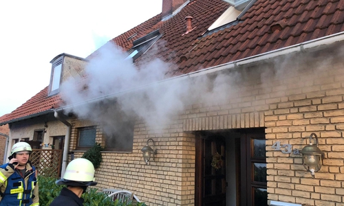 Eine starke Rauchentwicklung aus dem Heizungsraum war zu sehen. Fotos: Feuerwehr Grasleben