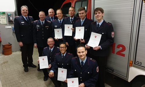 Gemeindebrandmeister Maik Wermuth, Abschnittsleiter Stefan Müller, stellvertretender Gemeindebrandmeister Tobias Bauer, Michael Kautz, Ortbrandmeister Christian Fohlert, Marlon Mursch und Mathis Müller hinter dem stellvertretenden Ortbrandmeister Thomas Stibbe, Dennis Sie und Michael Franke. Foto: Gero Janze
