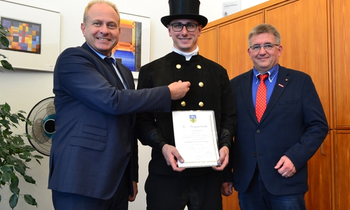 Landrat  Gerhard Radeck (l.) überreichte Marian Deicke (Mitte) die Bestallungsurkunde. Foto: Landkreis Helmstedt