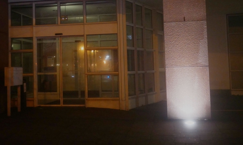 Betrunkener Mann wird halbnackt im Eingangsbereich einer Bank  aufgefunden. Symbolfoto: Alexander Panknin