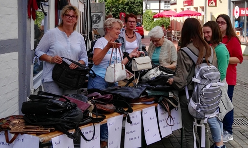 Gabriele Otto, Marita Braun und Petra Bolien (v. l.) hatten beim Handtaschenflohmarkt der Frauen Union alle Hände voll zu tun. Foto: Frauen Union