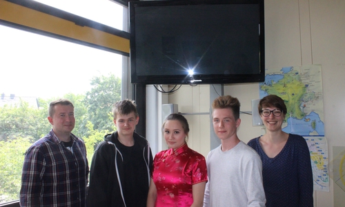 Kay, Michaela und Dean (mitte) übergaben am Donnerstag stellvertretend für die Schüler der Schulfirmen einen Fernseher an Laura Dettling und Lukasz Pobieda vom Café Clara. Foto: Anke Donner 