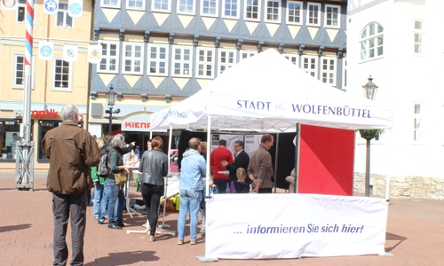 Die Stadt Wolfenbüttel lädt am 5. September wieder zum Infostand. Symbolfoto: Anke Donner
