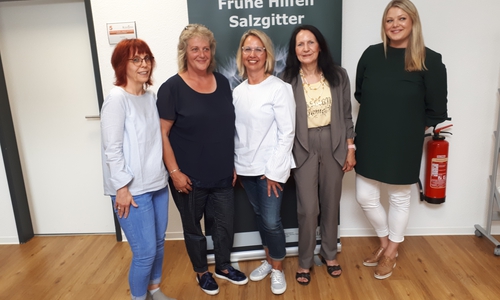 v.l. Heike Reichstein (Koordinatorin des Einsatzes der Fachkräfte Frühe Hilfen), Rosemarie Gruhn (Familienkinderkrankenschwester), Annett Walter (Familienhebamme), Dr. Roswitha Krum (Fachdienstleiterin Kinder, Jugend und Familie), Anna Koch (Leiterin des Familienservicebüros). Foto: Stadt Salzgitter
