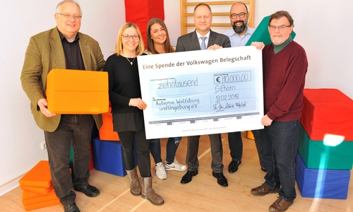 Gunter Wachholz, Betriebsrat im Volkswagen Werk Wolfsburg, Steffi Hamann, Geschäftsführerin und Leiterin des Autismus Therapie- und Beratungszentrums, Josephine Wauschkies, Sozialpädagogin im „Autismus“-Zentrum in Gifhorn, Mathias Böke, Volkswagen Personal, Stephan Wolf, stellvertretender Betriebsratsvorsitzende von Volkswagen, und Rainer Schabon, Aufsichtsratsvorsitzender des Vereins „autismus Wolfsburg und Umgebung“. Foto: Volkswagen