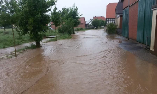 Aufgrund der vielen Niederschlägen in den letzten Tagen, ist die Nette bei Rhüden im Landkreis Goslar über die Ufer getreten. Fotos: Feuerwehr 