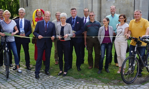 Thomas Wippich, Viola Vorbrod, Christian Vorbrod, Dag Wachsmann (Till Eulenspiegel), Gerhard Radeck, Rolf Teletzki, Christiana Steinbrügge, Alexander Hoppe, Matthias Gericke, Andreas Baderschneider, Heike Volkmann, Ulrich Scheithauer, Kerstin Langenheim und Thomas Kempernolte bei der offiziellen Eröffnung der Route. Foto: Reimann