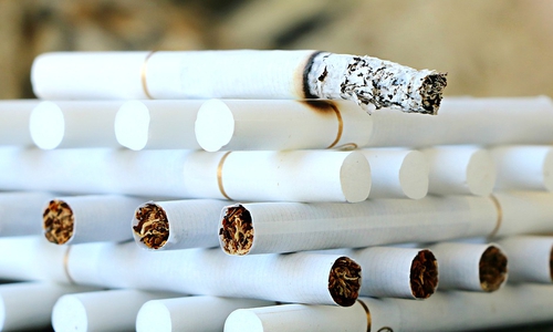 Unbekannte stahlen Samstagnacht aus einem Tabakwarengeschäft in der Innenstadt Zigaretten im Wert von mehr als 10.000 Euro. Symbolfoto: Pixabay