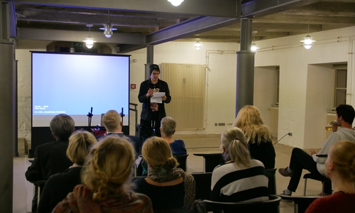 Ernste Themen einfühlsam präsentiert: Im Poetry Slam stellten junge Leute ihr Projekt der „Wohnzimmerbühne – Bühne der Vielfalt“ vor. Foto: Landkreis Wolfenbüttel
