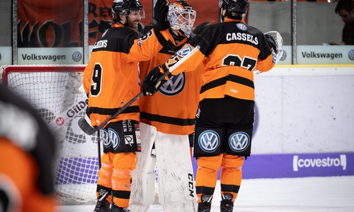 Zweiter Dreier in Folge daheim: Jeff Likens, Goalie David Leggio und Cole Cassels (v.l.n.r.). Foto: Moritz Eden/City-Press GmbH