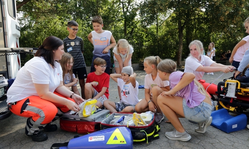 Mit welcher Ausrüstung ein Rettungswagen bestückt ist erklärten zwei Sanitäterinnen des Malteser-Hilfsdienst. Fotos: Klinikum Braunschweig / Heidrun Gramm