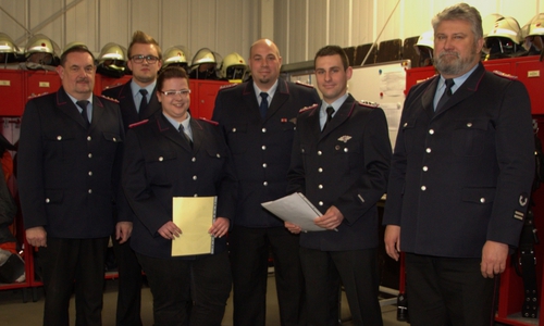 v.l.: Stadtbrandmeister Rüdiger Hartmann, stv. Jugendfeuerwehrwart Curtis Radmer, Carina Rischke, Jugendfeuerwehrwart Benjamin Rischke, stv. Ortsbrandmeister Florian Moder, stv. Stadtbrandmeister Detlev Gliese. Foto: D. Salomon