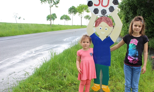 Nun gibt es endlich Figuren, die noch einmal deutlich anzeigen, dass hier, an der K4 nur 50 gefahren werden darf. Die Schwester Sophie-Charlotte (3) und Alisa-Marie waren heute auch mit ihrer Mutter da, um bei dem Aufstellen der Figuren dabei zu sein. Fotos: Christina Ecker