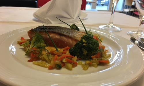 Zur Eröffnung des Solferino-Bistros in Adersheim gibt es Lachsfilet. Foto: DRK