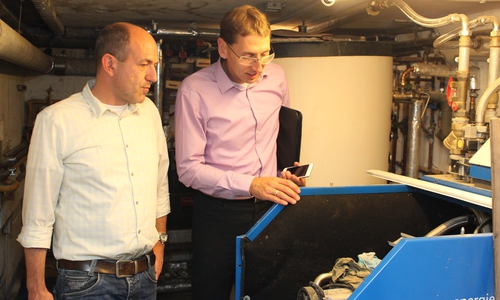 Im Keller des Hotels von Michael Osmialowski versieht seit einiger Zeit ein hocheffektives Blockheizkraftwerk seinen Dienst. Durch die zusätzliche Installation einer großflächigen Photovoltaikanlage könnte der Bedarf an zugekaufter Energie nochmals deutlich reduziert werden. Foto: Landkreis Goslar