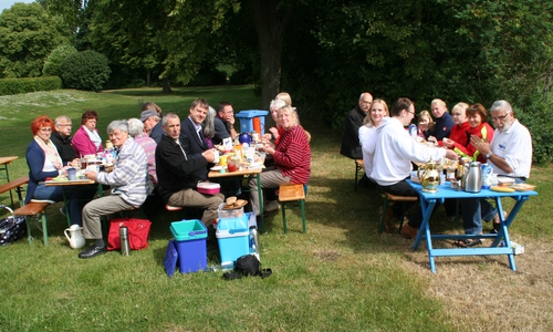 Hemkenrode. Am Sonntag, den 19. Juni 2016, 10 Uhr, findet das vierte Bade-Frühstück statt und es soll wieder getafelt werden. Foto:  Dr. Diethelm Krause-Hotopp