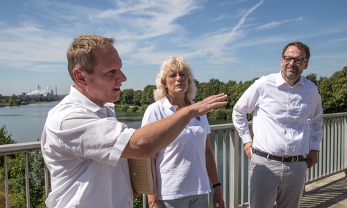 Torsten Fleige-Lütgering,  Annette Gödecke, Leiterin Fachgebiet Bauausführung und Ingenieurbau im Fachdienst Tiefbau und Verkehr und Michael Tacke besichtigen die sanierungsbedürftige "Stabbogenbrücke". Fotos: Rudolf Karliczek