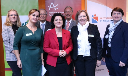 v.l.n.r.:
Nora Wehrstedt, Vizepräsidentin der Pflegekammer Niedersachsen,
Beata Boronczyk, Demenzbeauftragte der Asklepios Harzkliniken
Dr. Jürgen Brommer, Vorsitzender, Alzheimer Gesellschaft Niedersachsen e. V.,
Dr. Carola Reimann, Niedersächsische Ministerin für Soziales, Gesundheit und Gleichstellung
Helge Engelke, Verbandsdirektor, Niedersächsische Krankenhausgesellschaft e. V.
Adelheid May, Geschäftsführerin, Asklepios Harzkliniken
Kerstin Schmidt, Pflegedirektorin, Asklepios Harzkliniken
Foto: Asklepios Harzkliniken Goslar