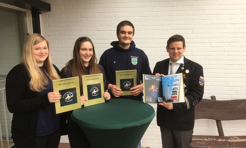 Jennifer Mannebach, Elisa Gehrke, Florian Gehrke und  Jugendwart Marcel Werner mit den neuen Fotobüchern. Foto: Kyffhäuserjugend Nordsteimke 