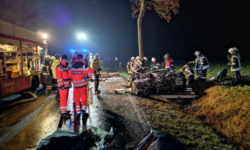 Die Einsatzkräfte konnten die Personen zwar aus den Fahrzeugen befreien, anschließend aber nur den Tod der beiden feststellen. Video/Fotos: Aktuell24(KR)