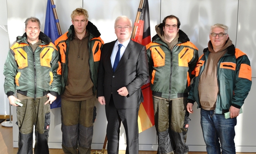 Landtagspräsident Bernd Busemann dankte den „Anpackern“ in seinem Büro für ihren Einsatz.  Foto: Privat