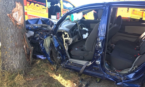 Schrecklicher Unfall: Die Frau musste anschließend ins Krankenhaus gebracht werden. Fotos/Video: Aktuell24(KR/DC)