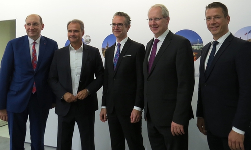 Matthias Wunderling-Weilbier, Landesbeauftragter für regionale Landesentwicklung
Ulrich Markurth, Oberbürgermeister Stadt Braunschweig
Staatssekretärs Dr. Berend Lindner des Nds. Ministeriums für Wirtschaft Arbeit Verkehr und Digitalisierung
Stefan Schostok, Oberbürgermeister der Landeshauptstadt Hannover und Aufsichtsratsvorsitzender der Metropolregion
Kai Florysiak, Geschäftsführer der Metropolregion (v. li.). Foto: Metropolregion GmbH