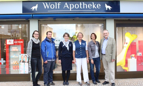 Spendenübergabe bei der Wolf-Apotheke. Von links: Laura Dettling und Lukasz Pobieda (Café Clara), Annette Werthmann und Susanne Hille (Inhaberinnen der Wolf-Apotheke), Simone Wieczorek (Einrichtungsleiterin Café Clara) und Dr. re. nat. Henning Roloff (Vorsitzender des Fördervereins). Foto: Max Förster