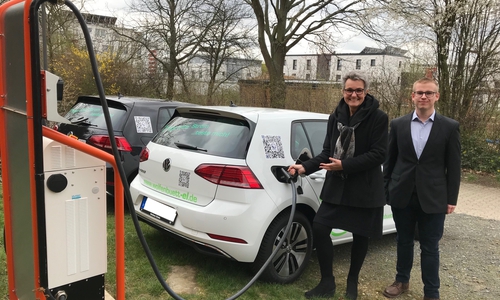 Dr.-Ing. Sonja Machledt-Michael und Hauke Wischer freuen sich den E-Golf an interessierte Nutzer übergeben zu können. Foto: Ostfalia