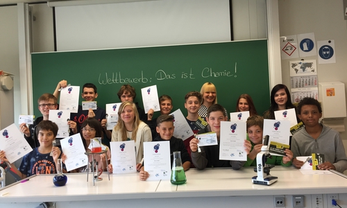 Hintere Reihe: v. l. Kevin Rethfeldt, Lukas Rowold, Julien Hübner, Edin Blockhaus, Dave Wakula, Sabine Rehse, Luisa Himpel, Melina Bergemann
Vordere Reihe: v. l. Tanapon Brauer, Rita Brauer, Melissa Schneider, Robert Knoke, Justin Schneider, Tom Malinowski, Marvin Ahmed. Foto: AGG