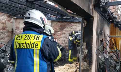 Die Feuerwehr bei den Nachlöscharbeiten in der Südstadt. Foto: Feuerwehr Vorsfelde
