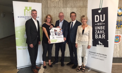Oberbürgermeister Klaus Mohrs, der Erste Stadtrat Werner Borcherding  und Manfred Hüller, Vorsitzender der Bürgerstiftung Wolfsburg  freuen sich auf Vorschläge für den Wolfsburger Ehrenamtspreis. Foto: Stadt Wolfsburg