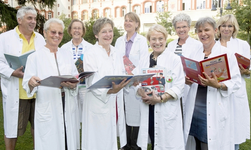 Die Leiterin Christine Schwendener (zweite von rechts) und ihr Team der Patientenbücherei Holwedestraße freuen sich auf zahlreiche Besucherinnen und Besucher. Foto: Klinikum Braunschweig/Jörg Scheibe