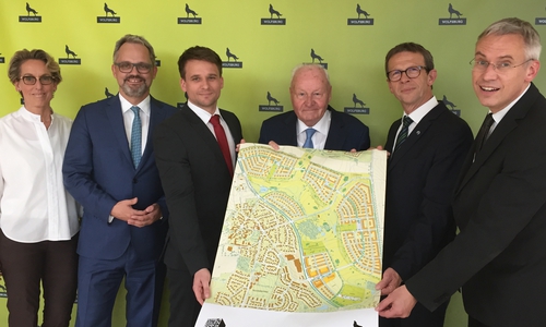 Antonia Kinze, Henrik Thomsen (beide Geschäftsführer der Grothgruppe), Friederich Sahle, Klaus Groth, Oberbürgermeister Klaus Mohrs und Stadtbaurat Kai-Uwe Hirschheide. Foto: Stadt Wolfsburg