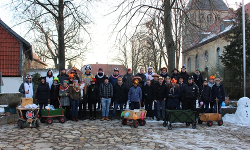 Der Karnevals-Trupp ist bereit zum Aufbruch. Foto: Christoph Böttcher