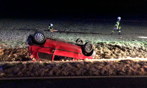 Die Feuerwehr musste eine verletzte Person aus dem verunfallten Fahrzeug befreien. Fotos: Feuerwehr Grasleben